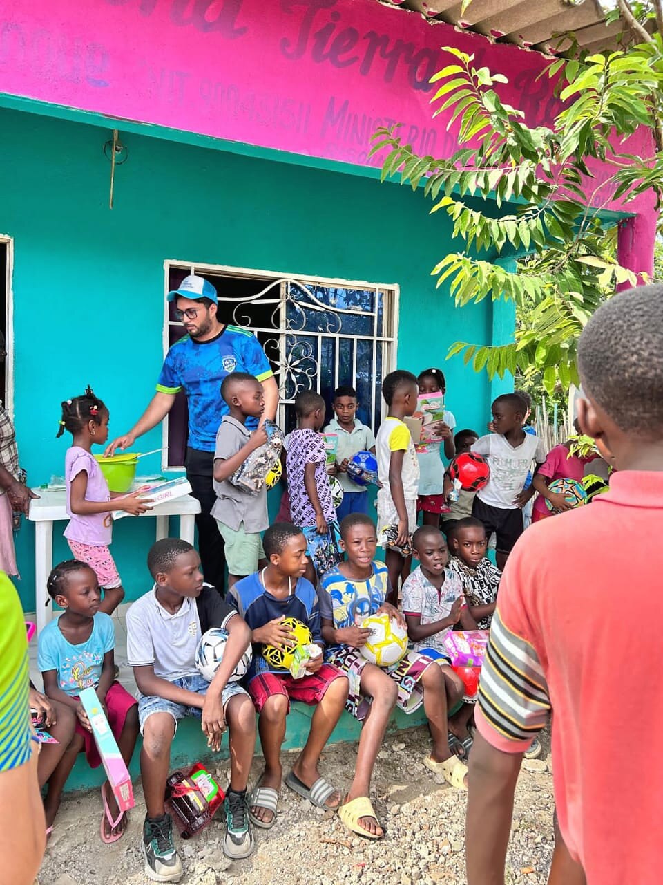 Grupo de niños con camisetas de la fundación