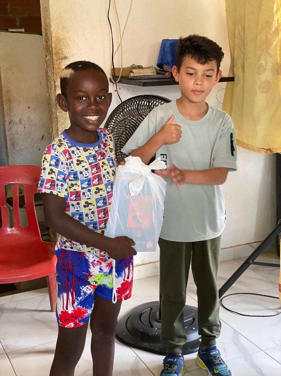 Dos niños juntos sosteniendo un regalo durante una jornada