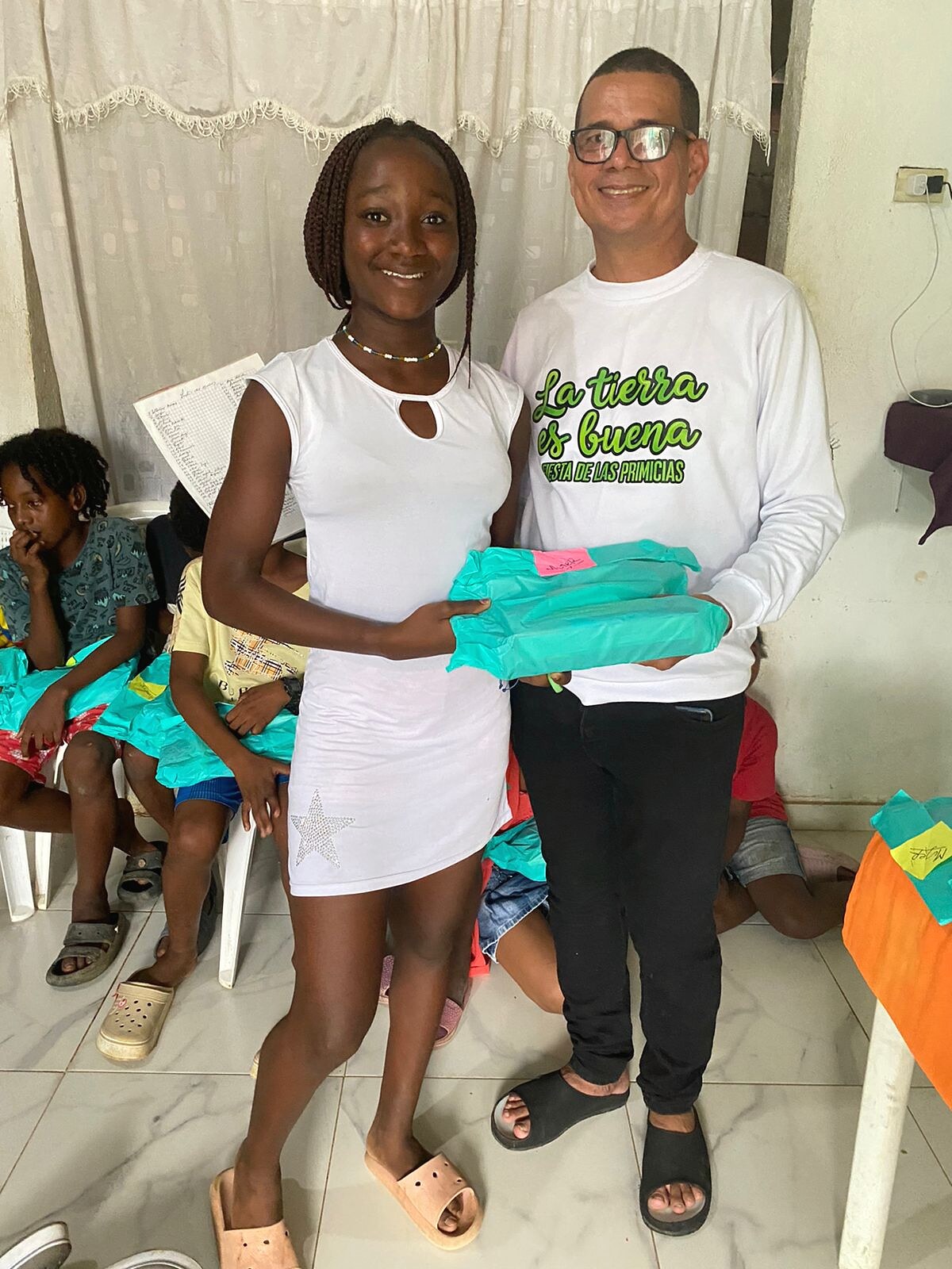 Joven con un líder durante una entrega de regalos