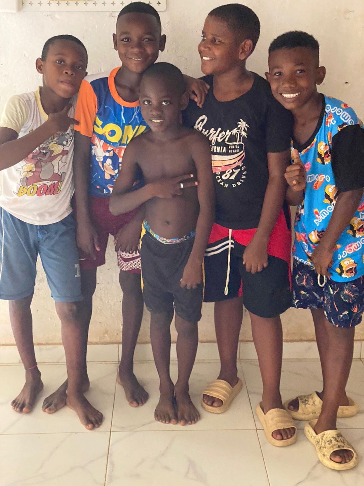 Niños de la fundación riendo durante una jornada de educación