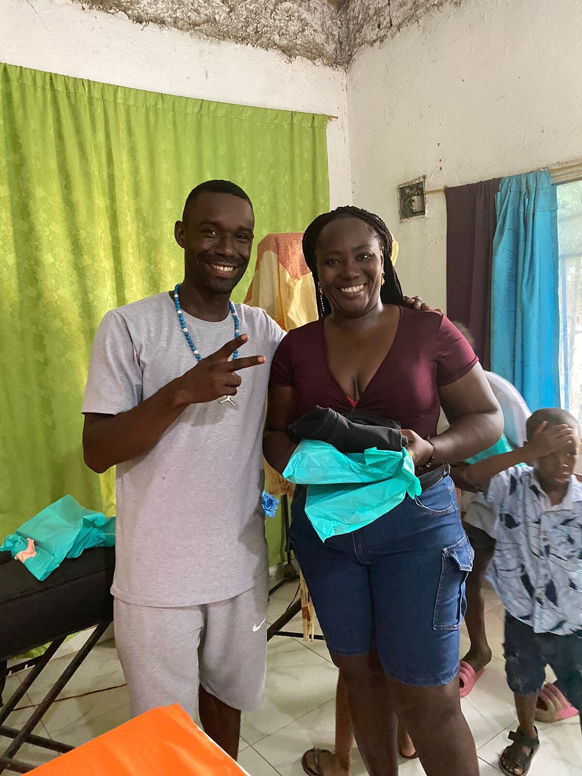 Líderes y voluntarios de la fundación con paquetes de regalos durante una entrega