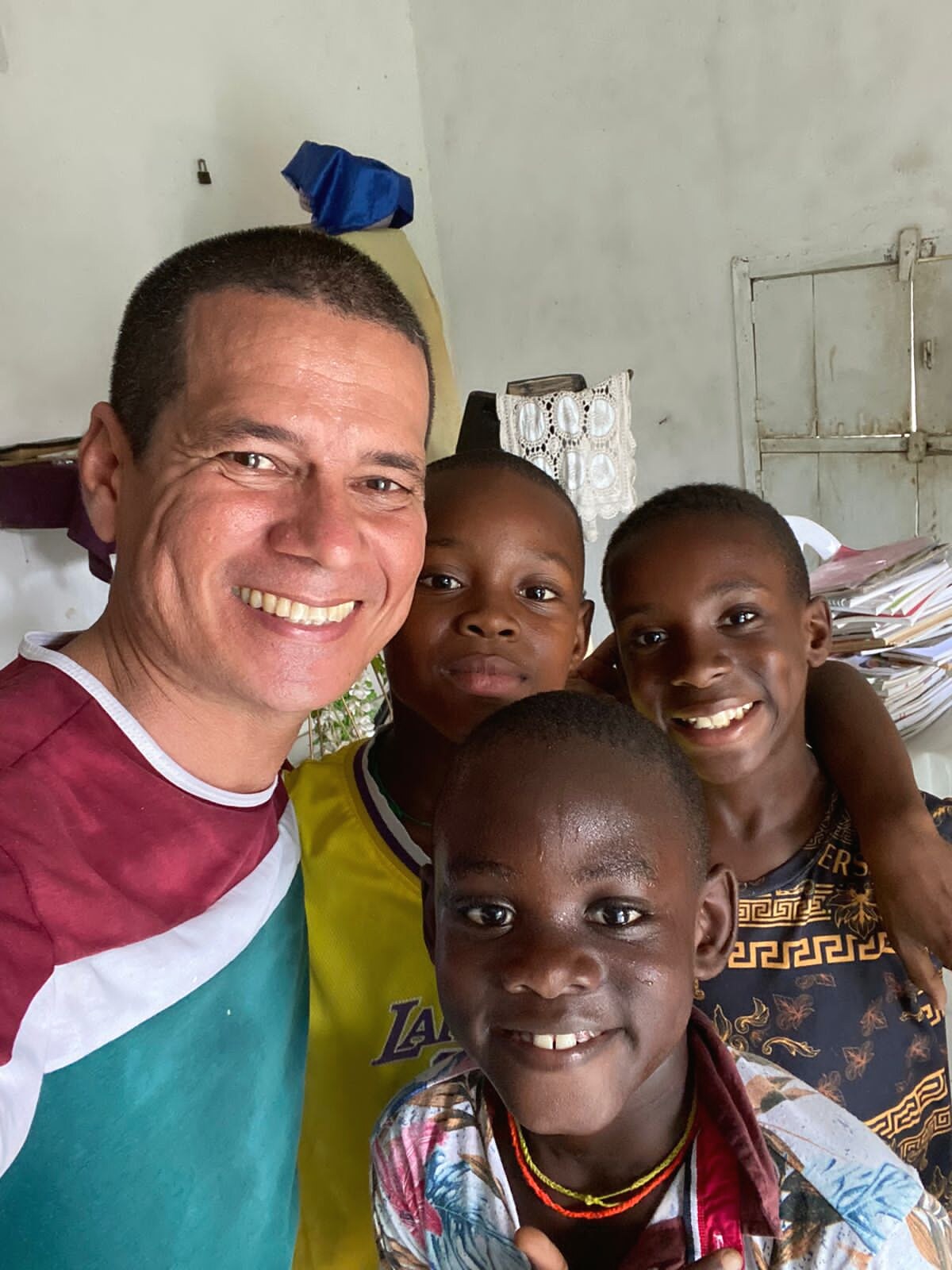 Carmelo García Palomino, instructor musical, con niños de la fundación