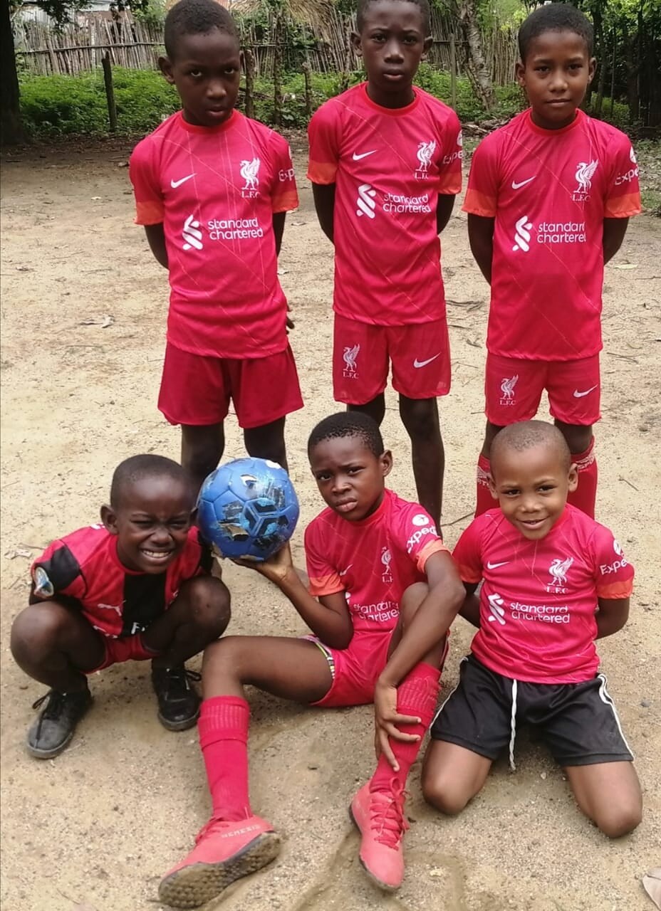 Equipo de fútbol infantil de la fundación con uniformes rojos