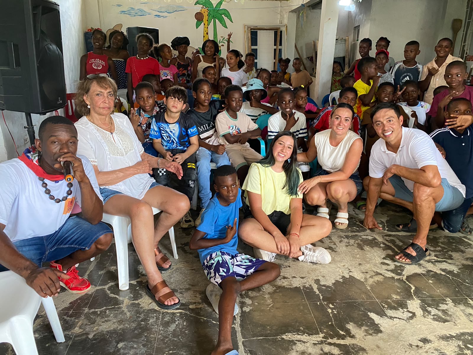 Equipo de la fundación con niños y comunidad de Palenque durante una jornada