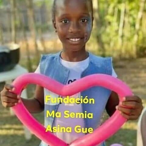 Niña sosteniendo un corazón con el nombre de la fundación
